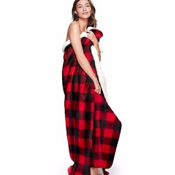 PINK Victoria's Secret Accessories - Victoria's Secret "PINK" Sherpa Blanket ♥️🖤